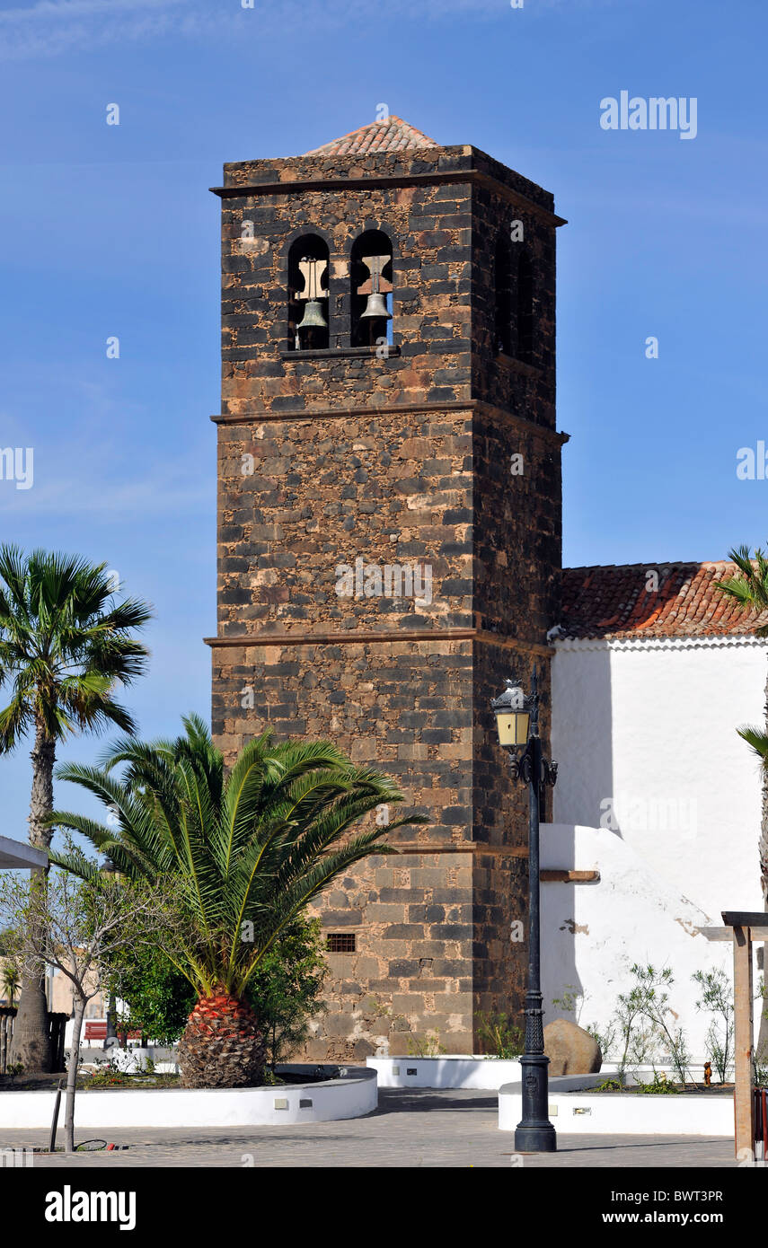 Nero, a quattro piani torre campanaria, chiesa parrocchiale di Nuestra Senora de la Candelaria, La Oliva, Fuerteventura, Isole Canarie, Spagna Foto Stock