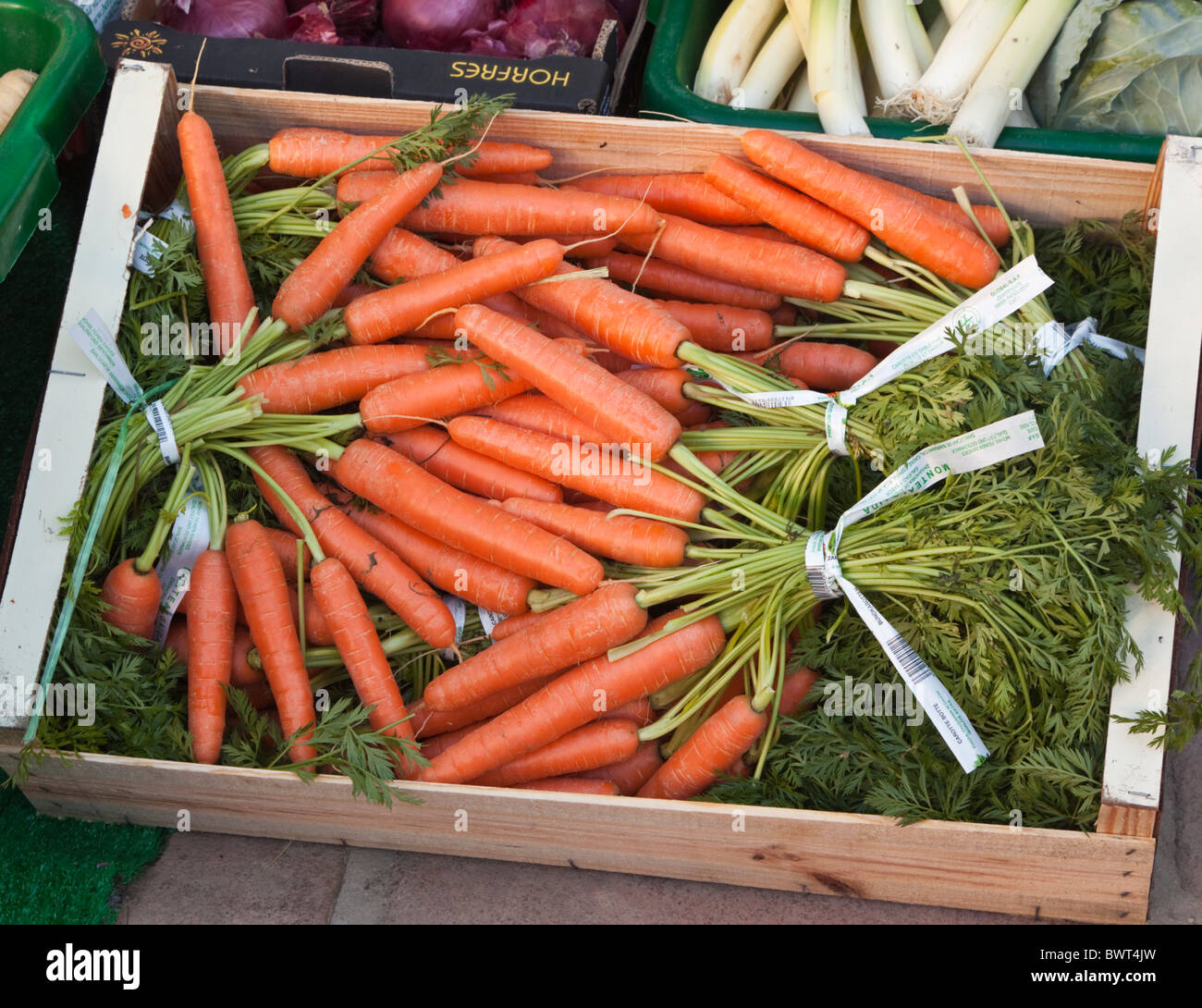 Scatola di carote in un mercato Foto Stock