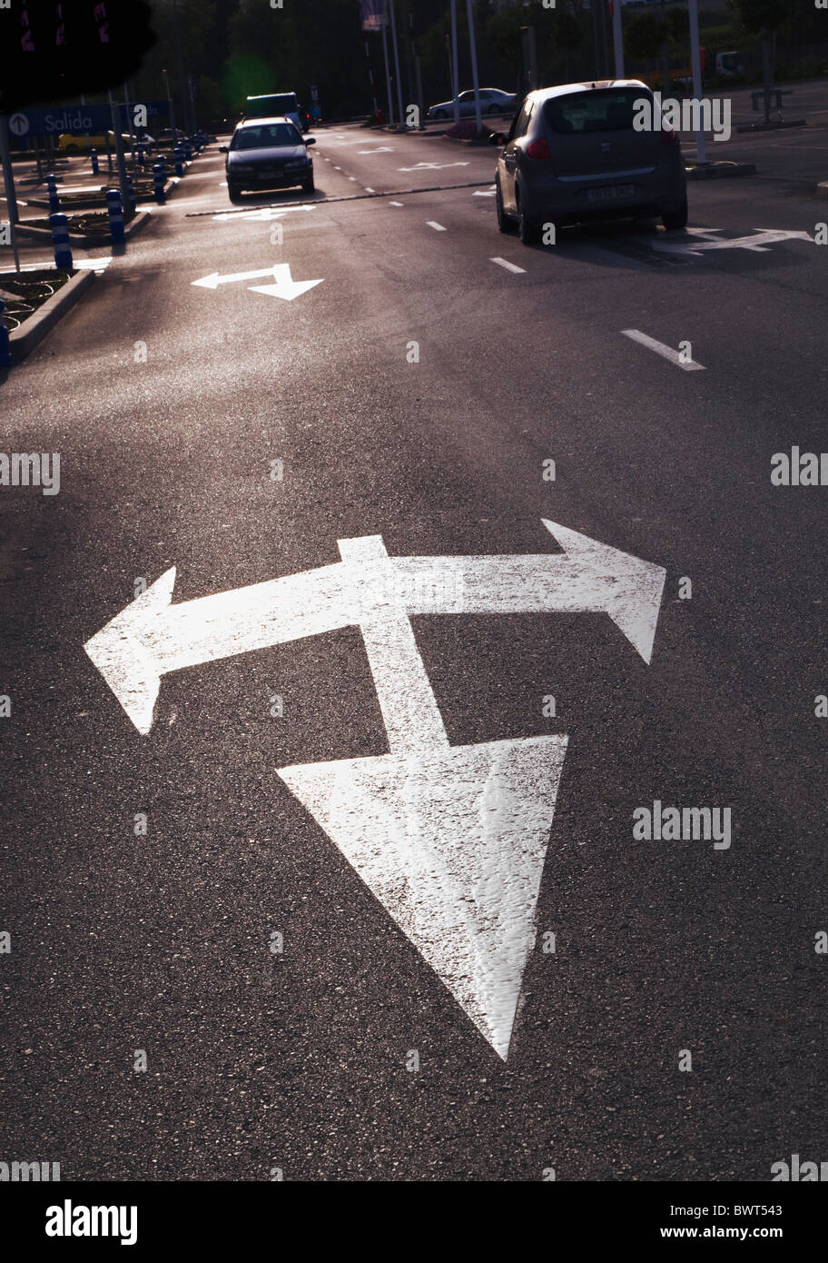 Frecce su strada rivolti in direzioni del traffico può seguire. Torremolinos Costa del Sol, provincia di Malaga, Spagna. Foto Stock