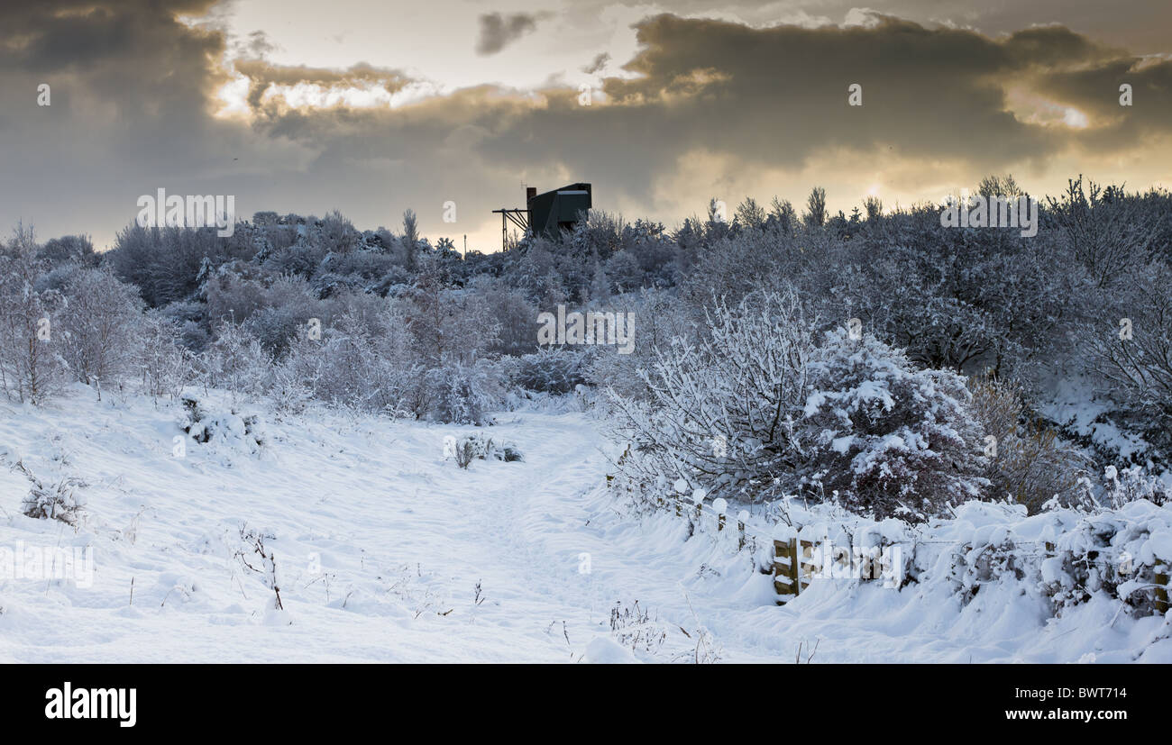 Il pittoresco inverno scenic di spessore di ricoprimento di neve e di edificio industriale. Foto Stock