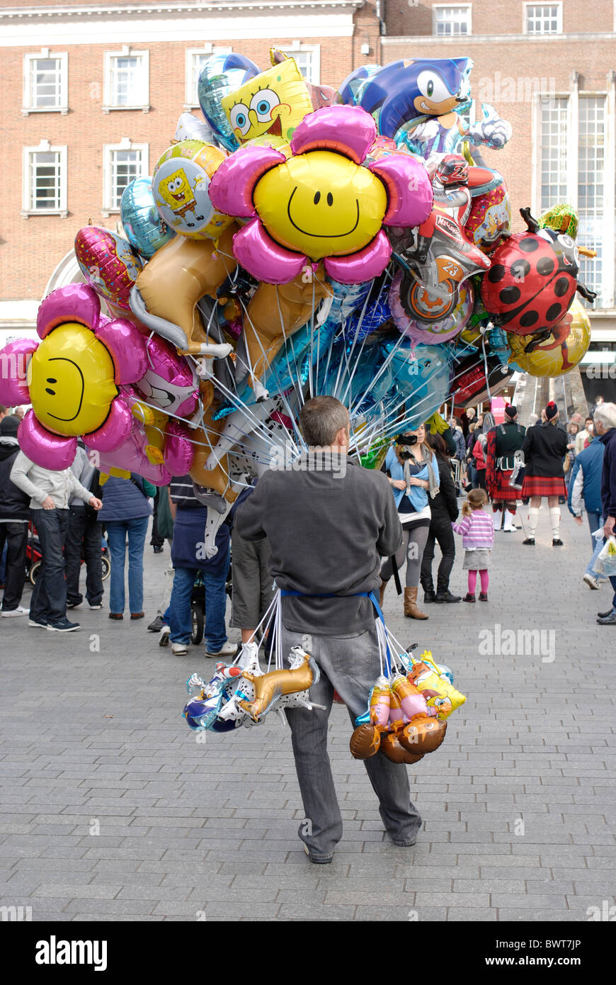 Venditore di palloncino in un Regno Unito centro città Foto stock - Alamy