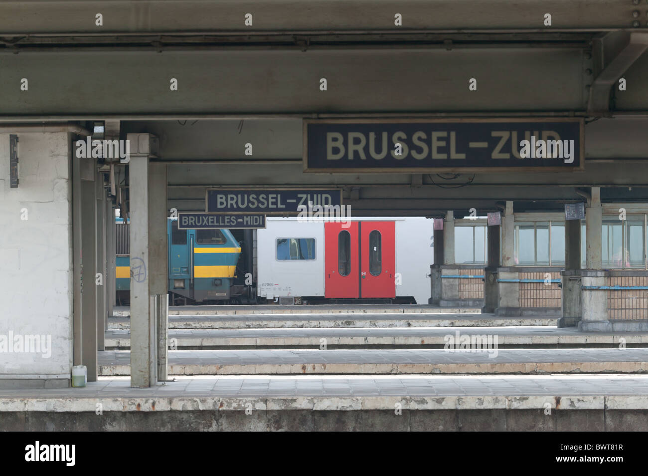 A livello regionale il treno passeggeri attende sul lontano via nella stazione Brussels-South. Foto Stock