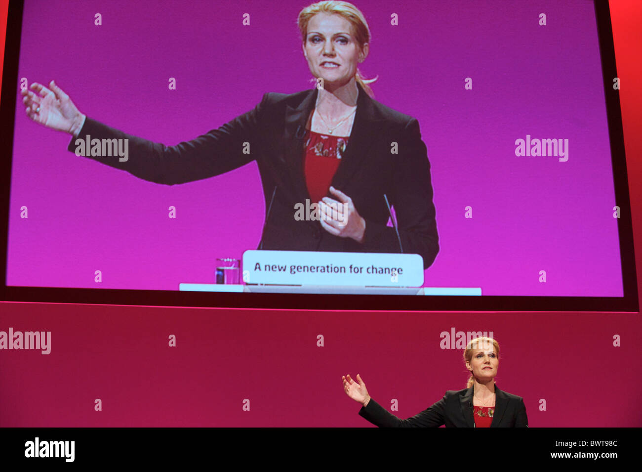 Leader dei socialdemocratici danesi Helle Thorning-Schmidt indirizzi delgates frequentando il partito laburista in conferenza Foto Stock