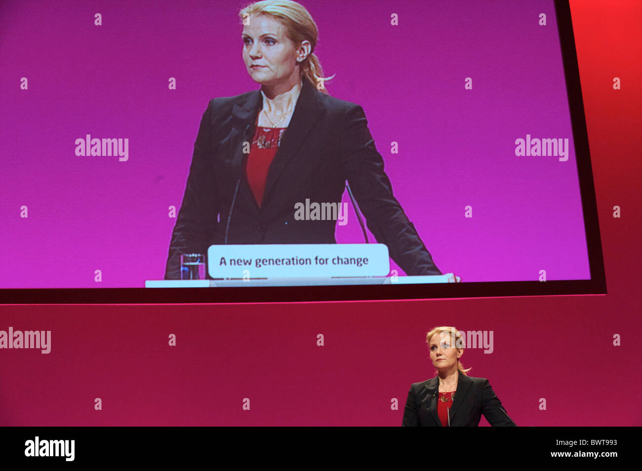 Leader dei socialdemocratici danesi Helle Thorning-Schmidt indirizzi delgates frequentando il partito laburista in conferenza Foto Stock