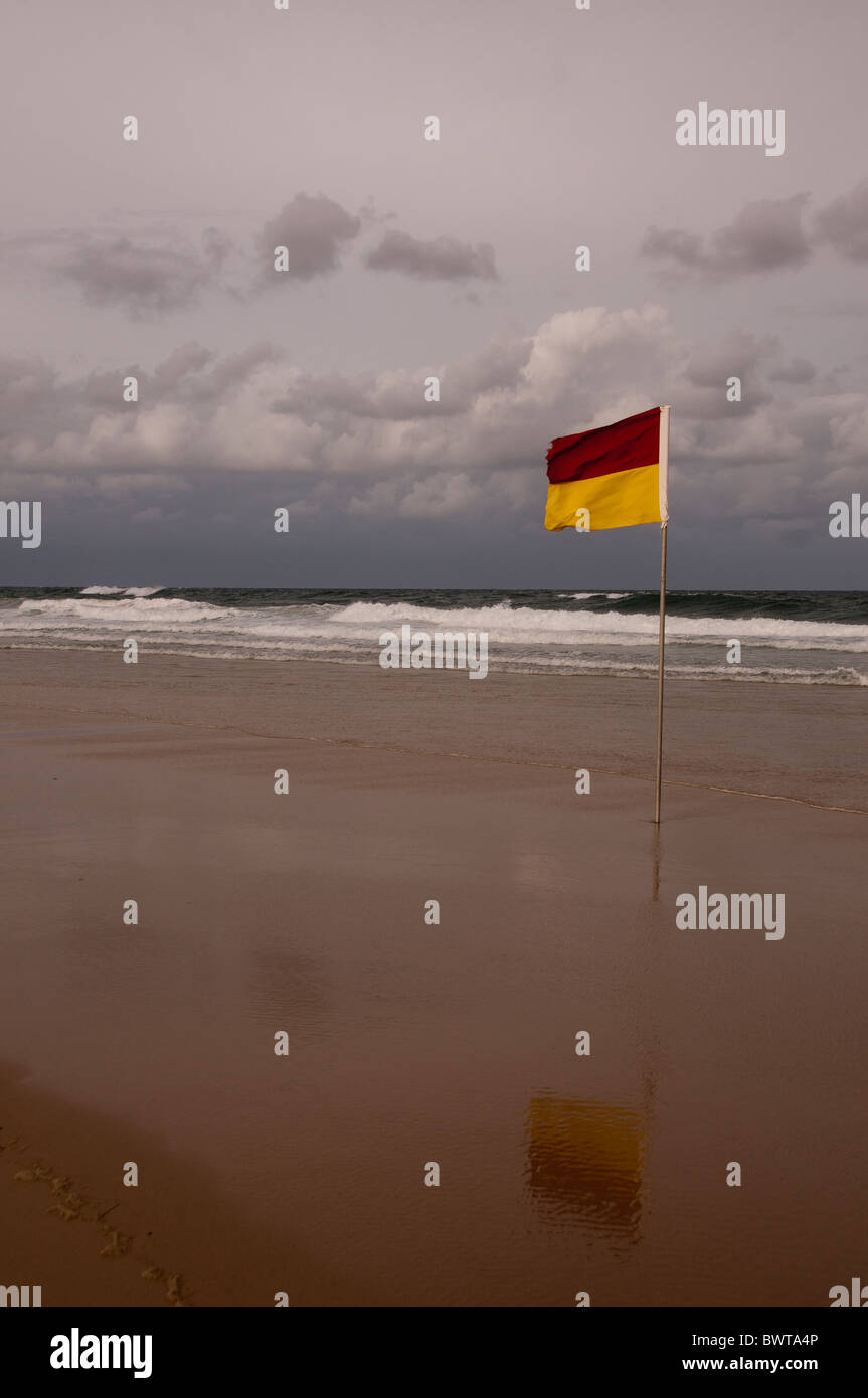 Surf lifesaving bandiera su Surfers Paradise Beach. Foto Stock