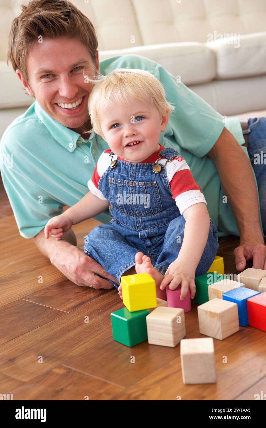 Padre e figlio giocare con i blocchi colorati a casa Foto Stock