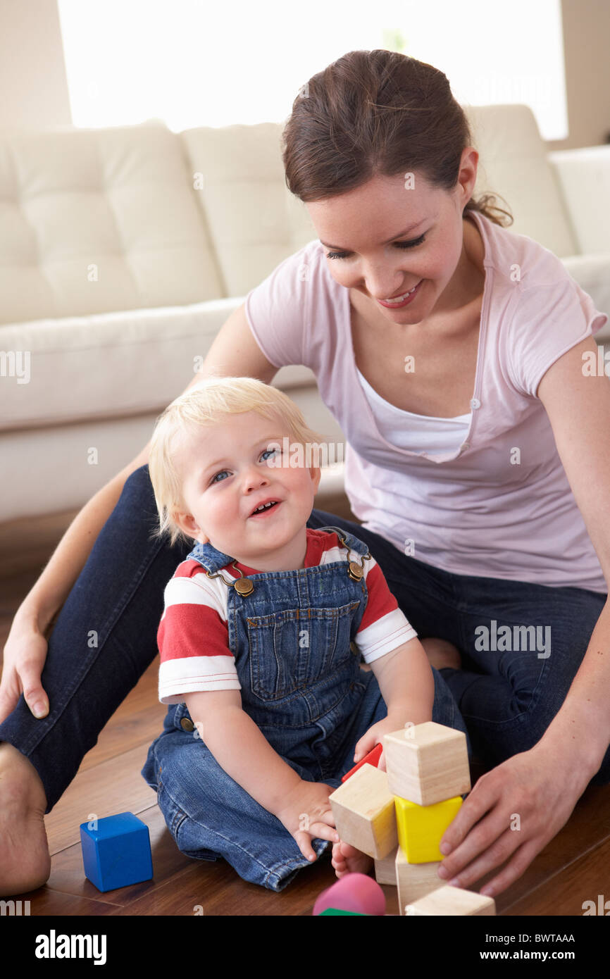 La madre e il figlio a giocare con i blocchi colorati a casa Foto Stock