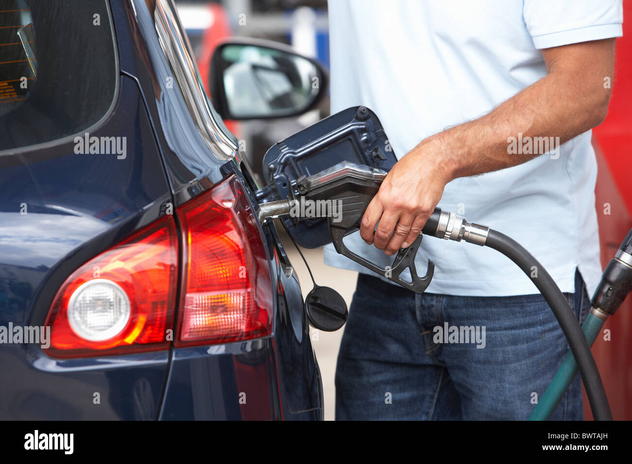 Dettaglio dei maschi di automobilista auto di riempimento con il Diesel a stazione di benzina Foto Stock