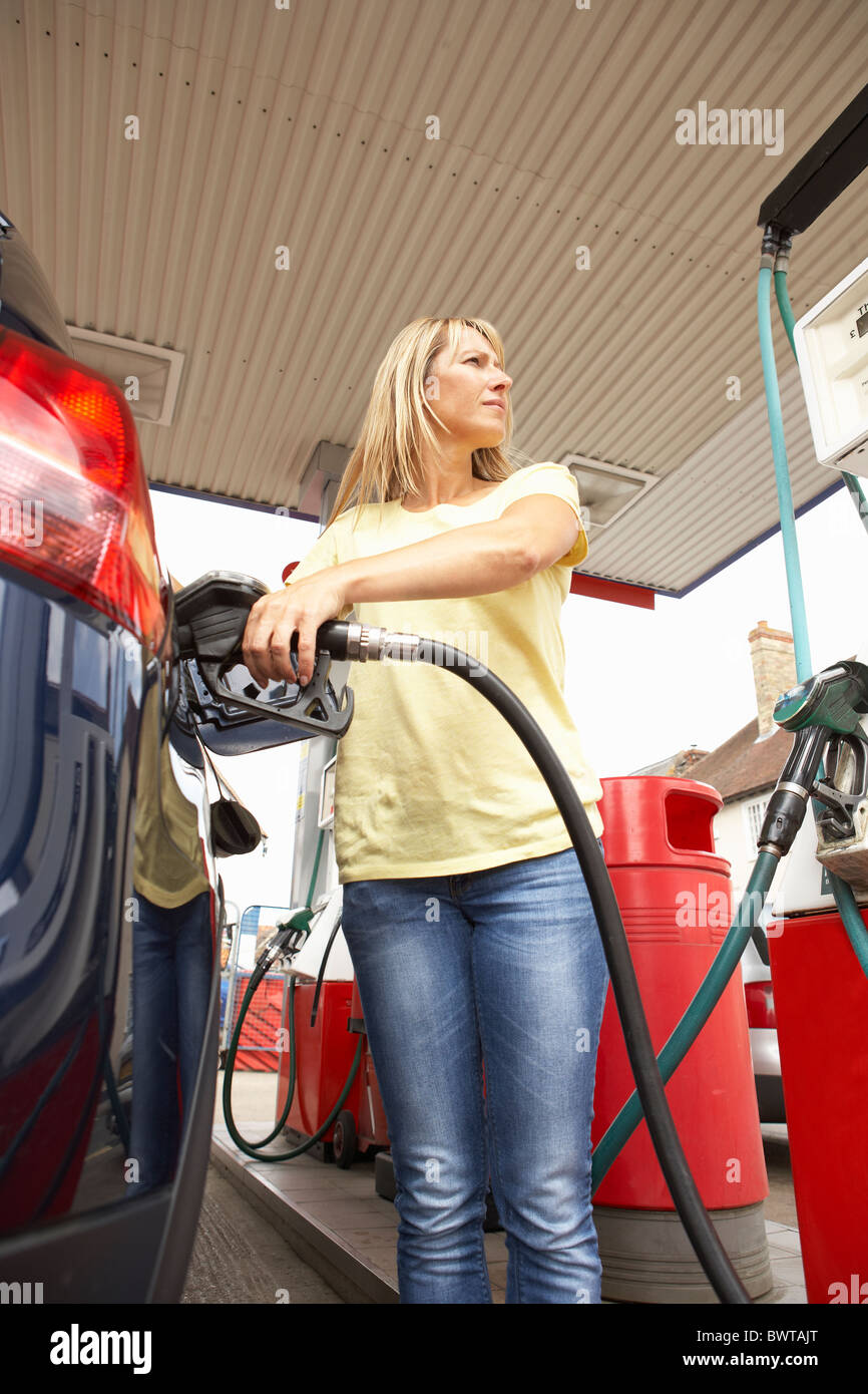 Automobilista femmina auto di riempimento con il Diesel a stazione di benzina Foto Stock