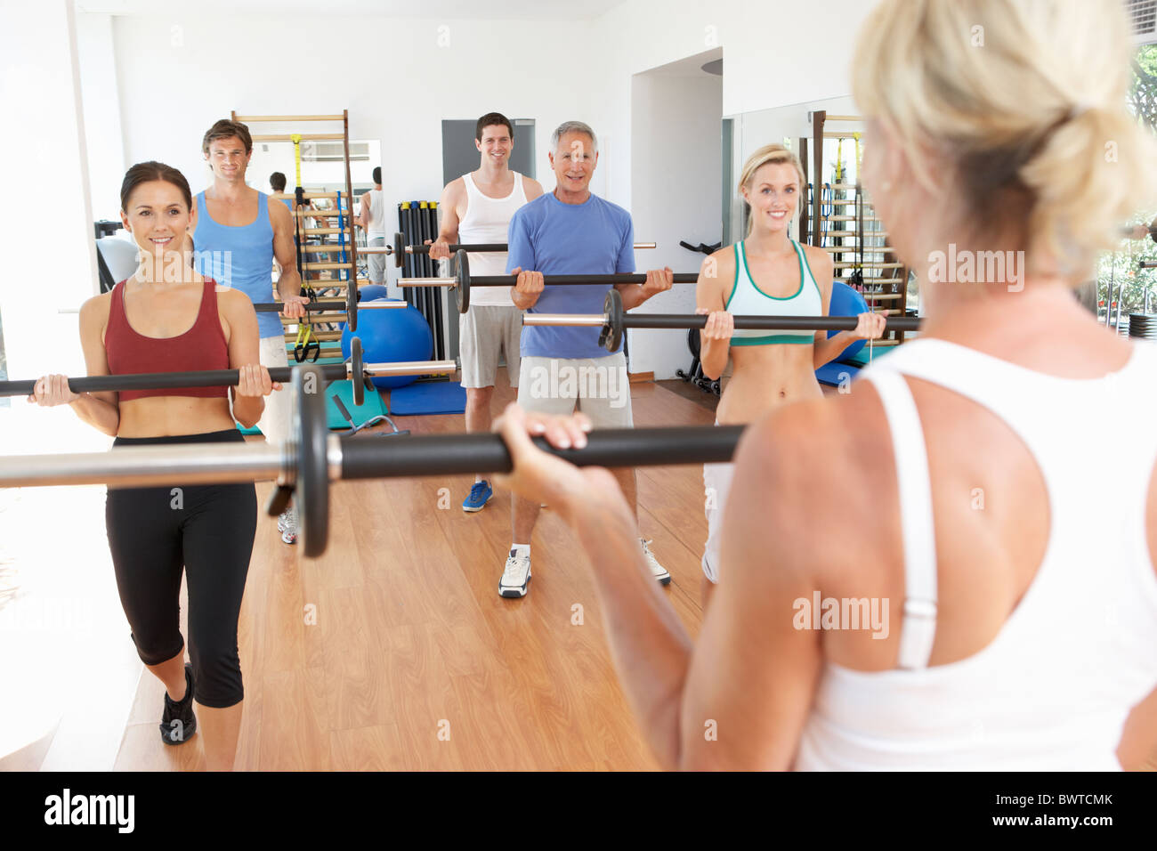 Gruppo, persone il sollevamento pesi nella palestra Foto Stock Gruppo, persone il sollevamento pesi nella palestra Foto Stock