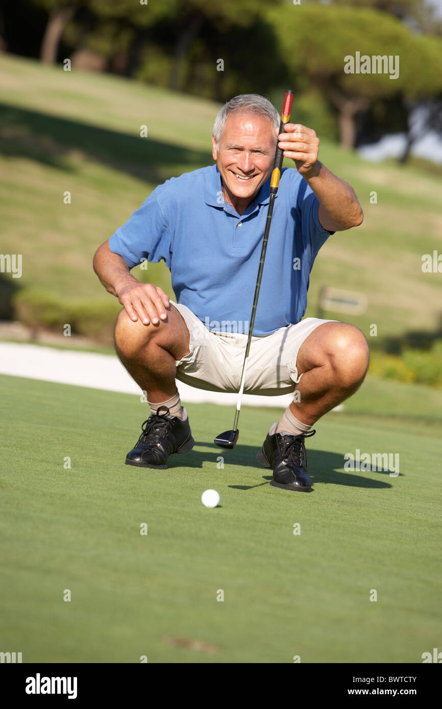 Senior Golfer maschio Campo da golf putting green Foto Stock