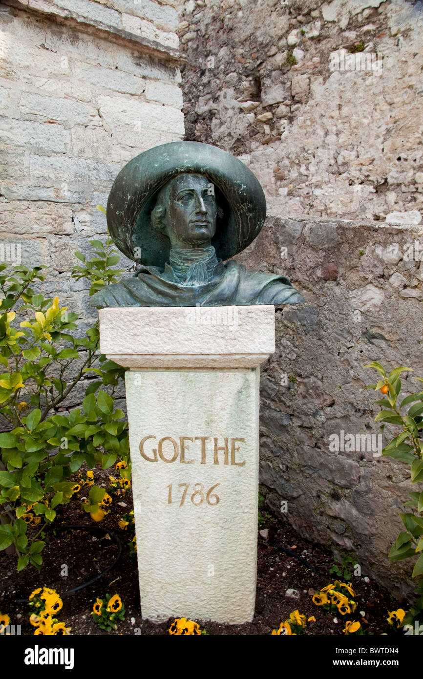 Busto del poeta tedesco Goethe all'interno di mura del Castello Scaligero Foto Stock