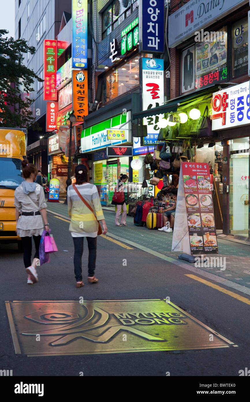 Un marciapiede casting indica l'ingresso al quartiere di Myungdong a Seul in Corea del Sud. JMH3951 Foto Stock