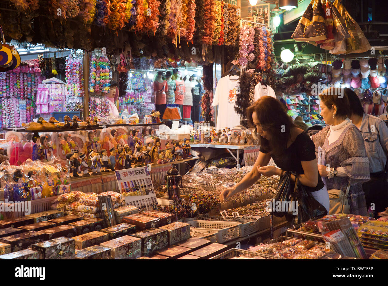 Shopping in notturna a Myungdong distretto a Seul in Corea del Sud. JMH3957 Foto Stock