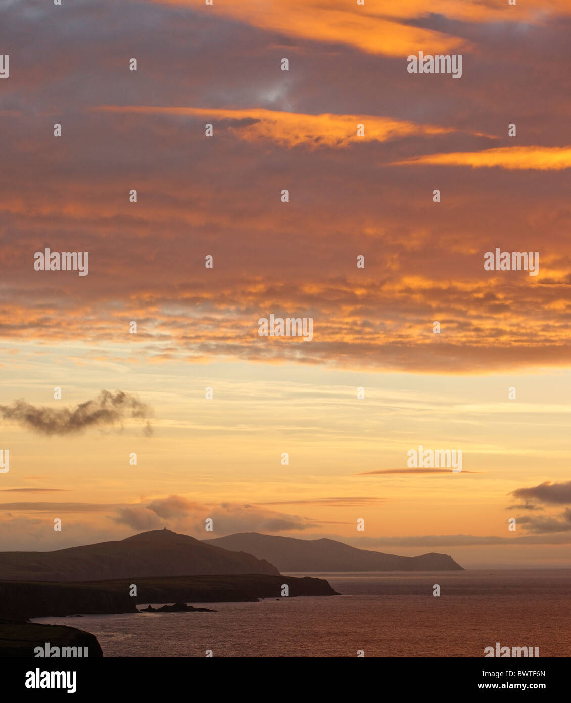 Vista lungo la costa meridionale della penisola di Dingle all'alba, nella contea di kerry, munster, irlanda. Foto Stock