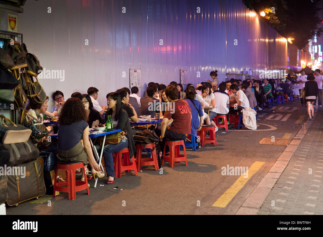 I coreani cenare all'aperto durante la notte nel distretto di Myungdong a Seul in Corea del Sud. JMH3959 Foto Stock