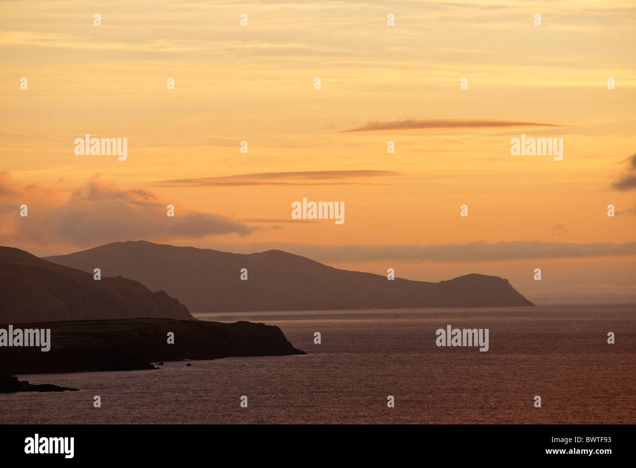 Vista lungo la costa meridionale della penisola di Dingle all'alba, nella contea di kerry, munster, irlanda. Foto Stock
