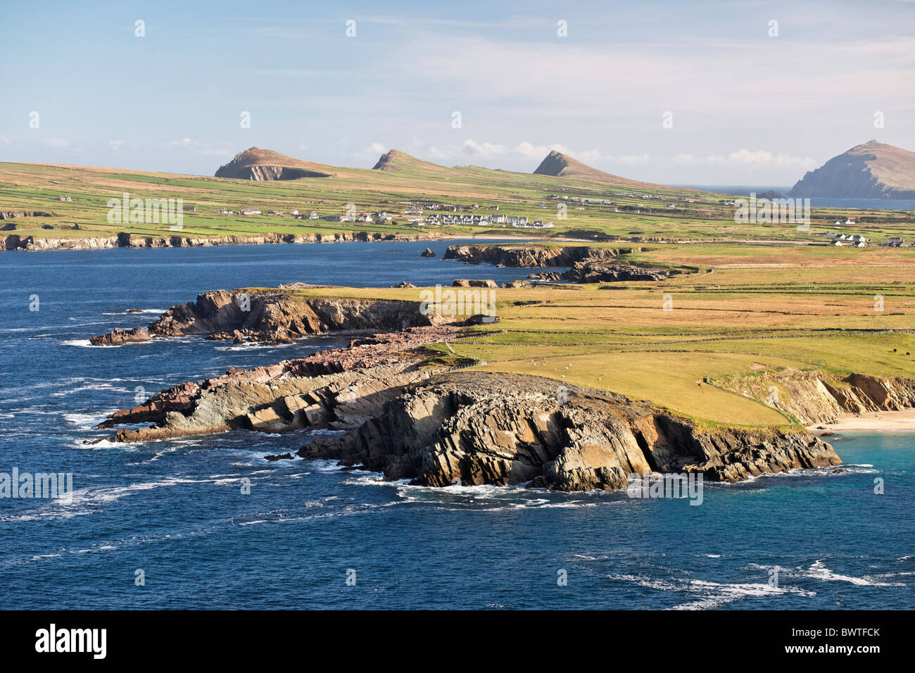 Vista dalla testa di Clogher verso le tre sorelle sopra Smerwick, penisola di Dingle, nella contea di kerry, munster, irlanda. Foto Stock