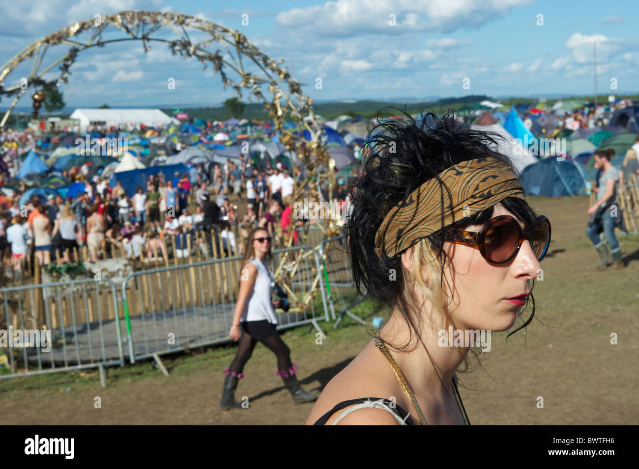 La musica di festeggianti prendere nei momenti più silenziosi di Bestival 2010 a Newport, Isola di Wight in Inghilterra il 12 settembre 2010. Foto Stock