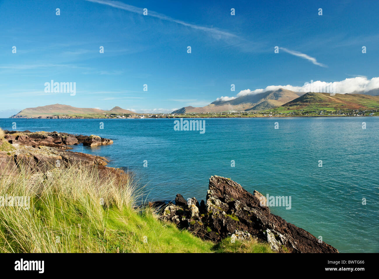 Vista sul Porto di Smerwick verso Brandon Mountain, penisola di Dingle, nella contea di kerry, munster, irlanda. Foto Stock