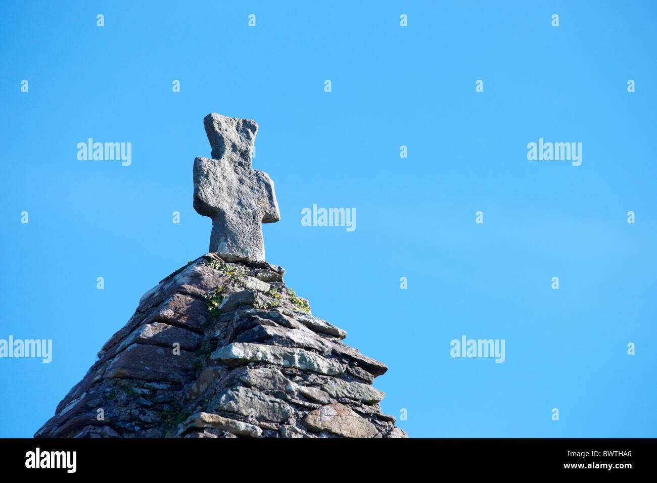 Croce di pietra sulla sommità del frontone della Chiesa Kilmalkedar, penisola di Dingle, nella contea di kerry, munster, irlanda. Foto Stock