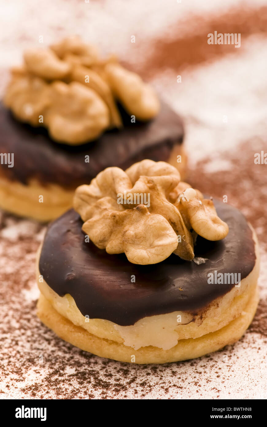 Biscotti di Natale con il torrone, marzapane e noce come closeup sulla polvere di sfondo bianco Foto Stock