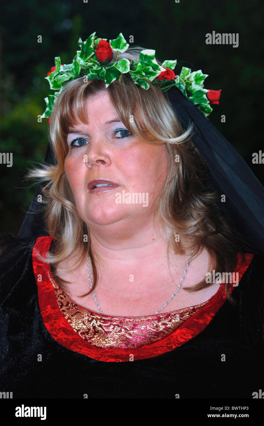 Una donna di mezza età che indossa un abito di fantasia del Costume. Foto Stock