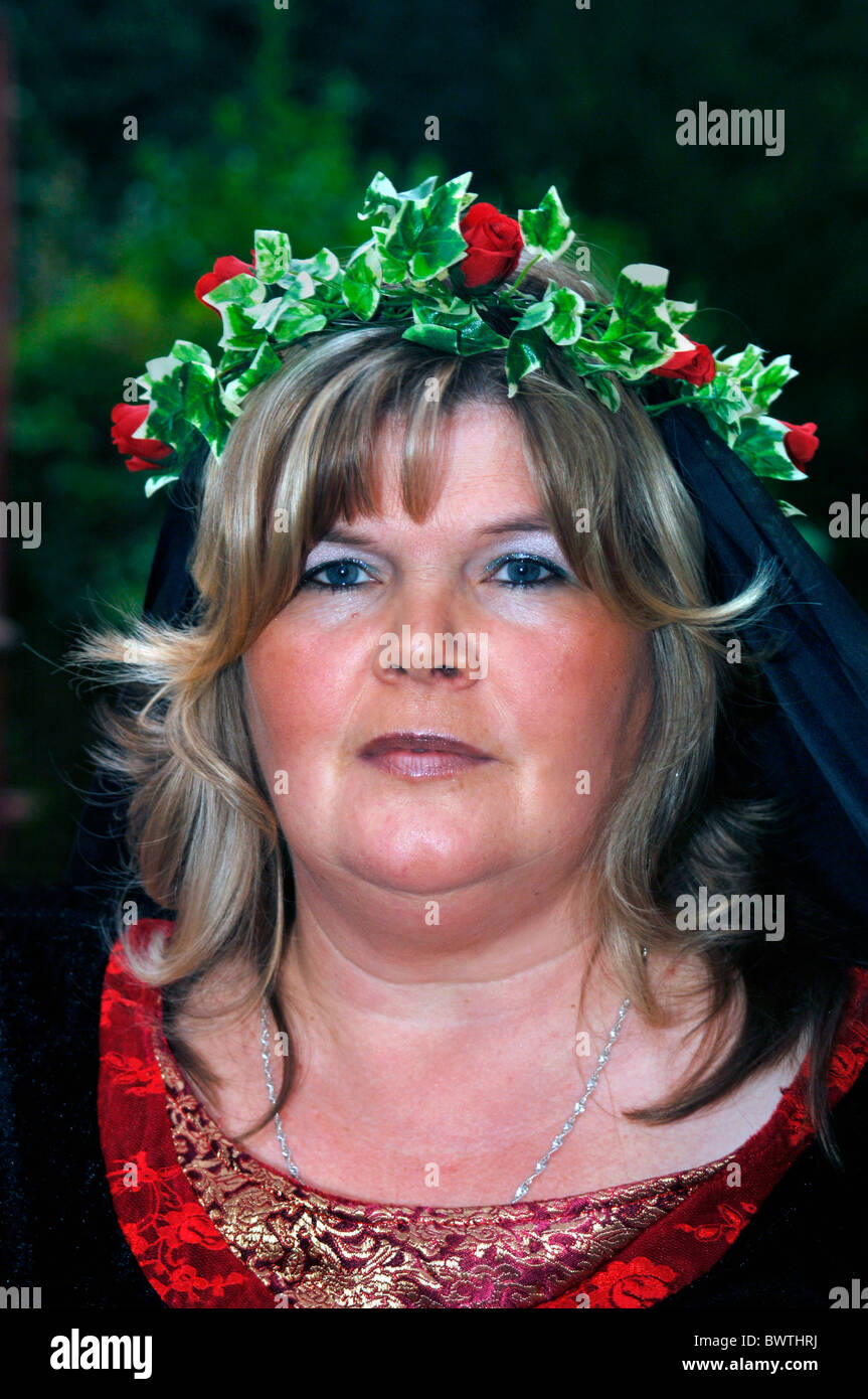 Una donna di mezza età che indossa un abito di fantasia del Costume. Foto Stock