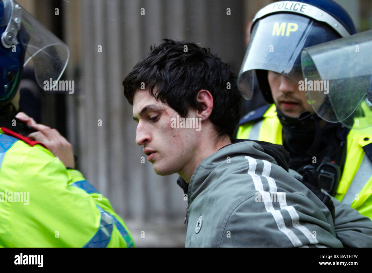 Polizia cattura di un manifestante durante la protesta studentesca contro le tasse di iscrizione Foto Stock