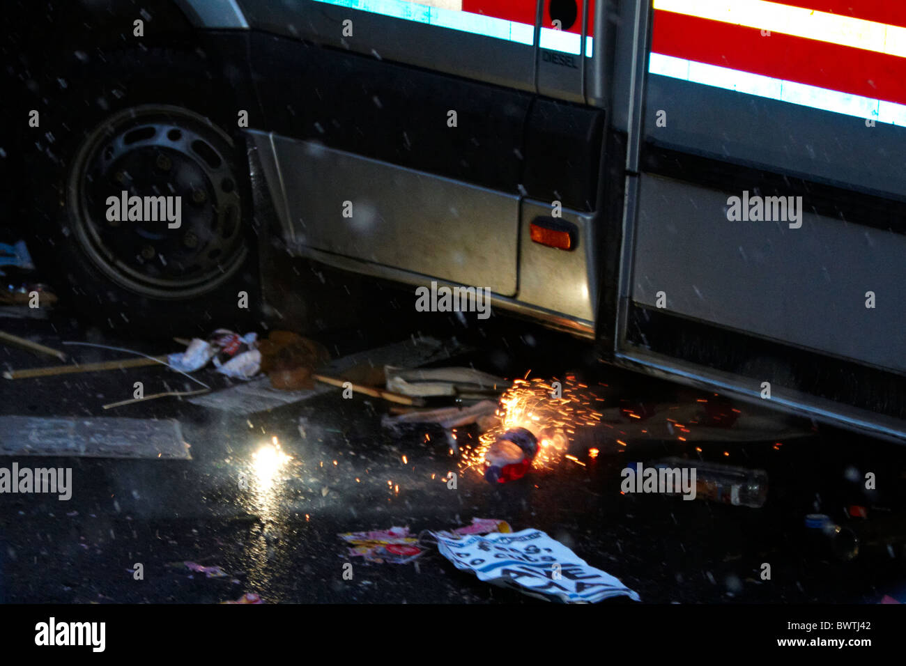 Un fuoco d'artificio è gettato a forze di polizia durante la protesta studentesca contro le tasse di iscrizione Foto Stock