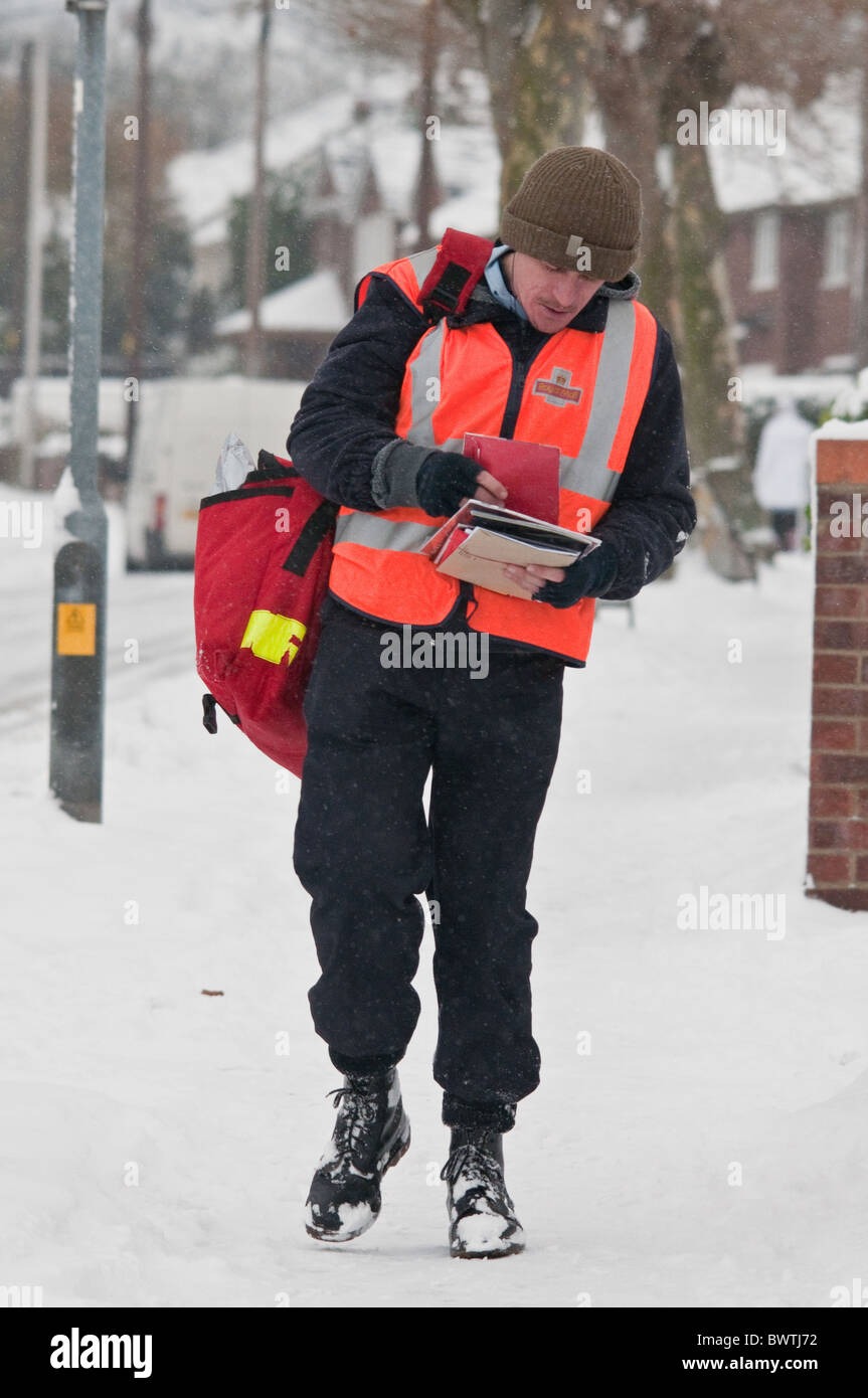 Portalettere rendendo la sua consegne durante il big freeze Foto Stock