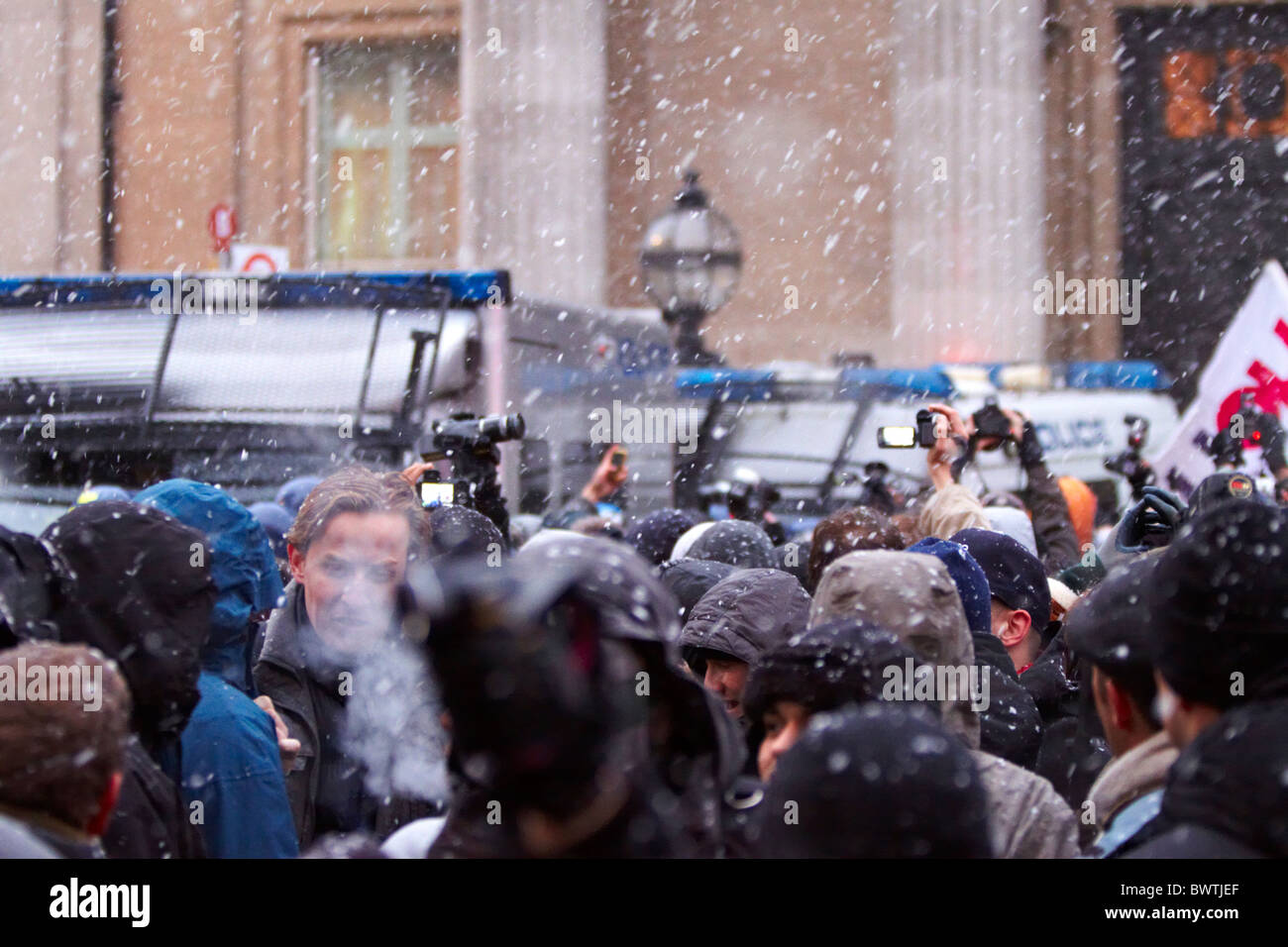 Dimostranti e polizia brave la neve durante la protesta studentesca contro le tasse di iscrizione Foto Stock