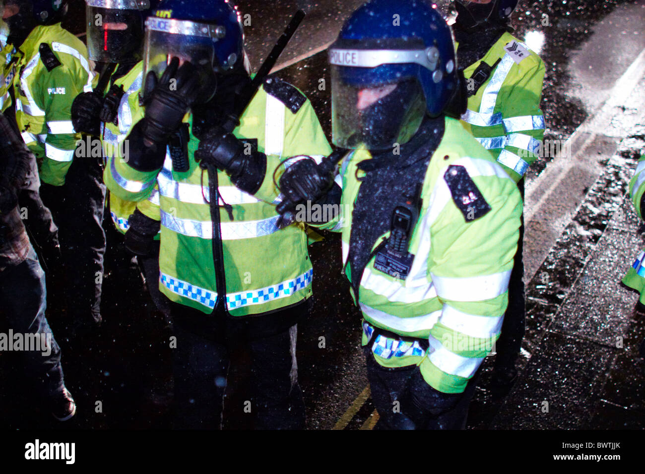 La polizia brave la neve durante la protesta studentesca contro le tasse di iscrizione Foto Stock