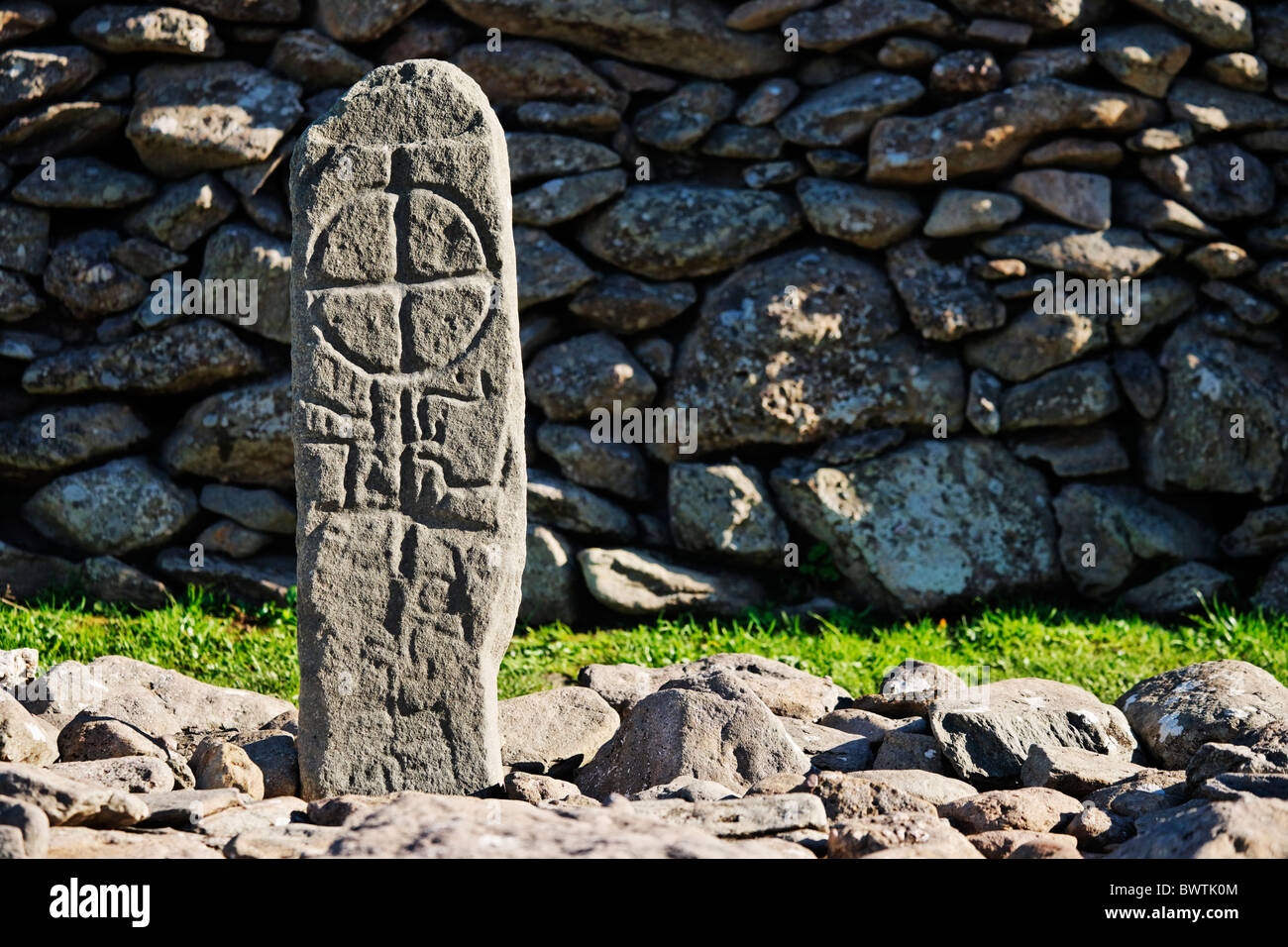 Un marcatore di pietra con croce circondata, situato accanto al Gallarus Oratorio, la penisola di Dingle, nella contea di kerry, munster, irlanda. Foto Stock