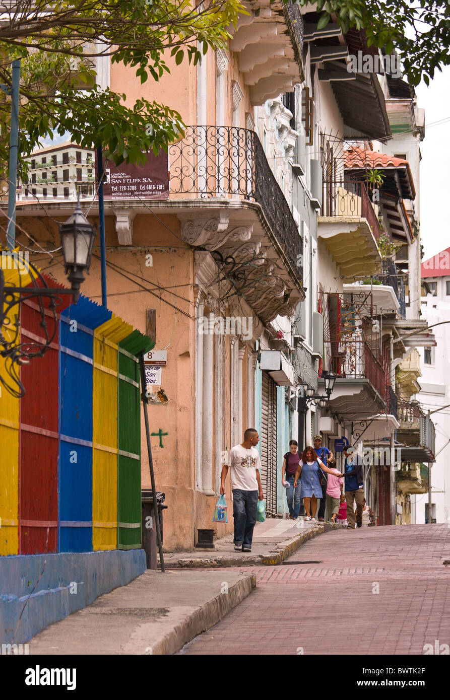 PANAMA CITY, PANAMA - Street ed edifici con balconi, Casco Viejo, centro storico della città. Foto Stock