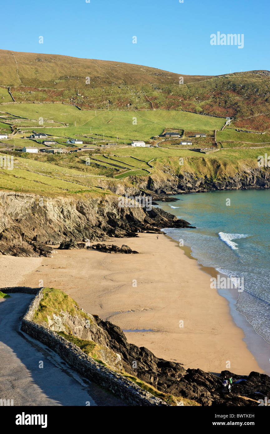 Coumeenoole Bay e la spiaggia, la penisola di Dingle, nella contea di kerry, munster, irlanda. Foto Stock