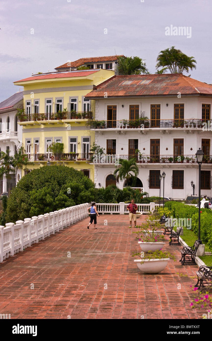 PANAMA CITY, PANAMA - Alloggiamento sul lungomare e la passerella, Casco Viejo, centro storico della città. Foto Stock