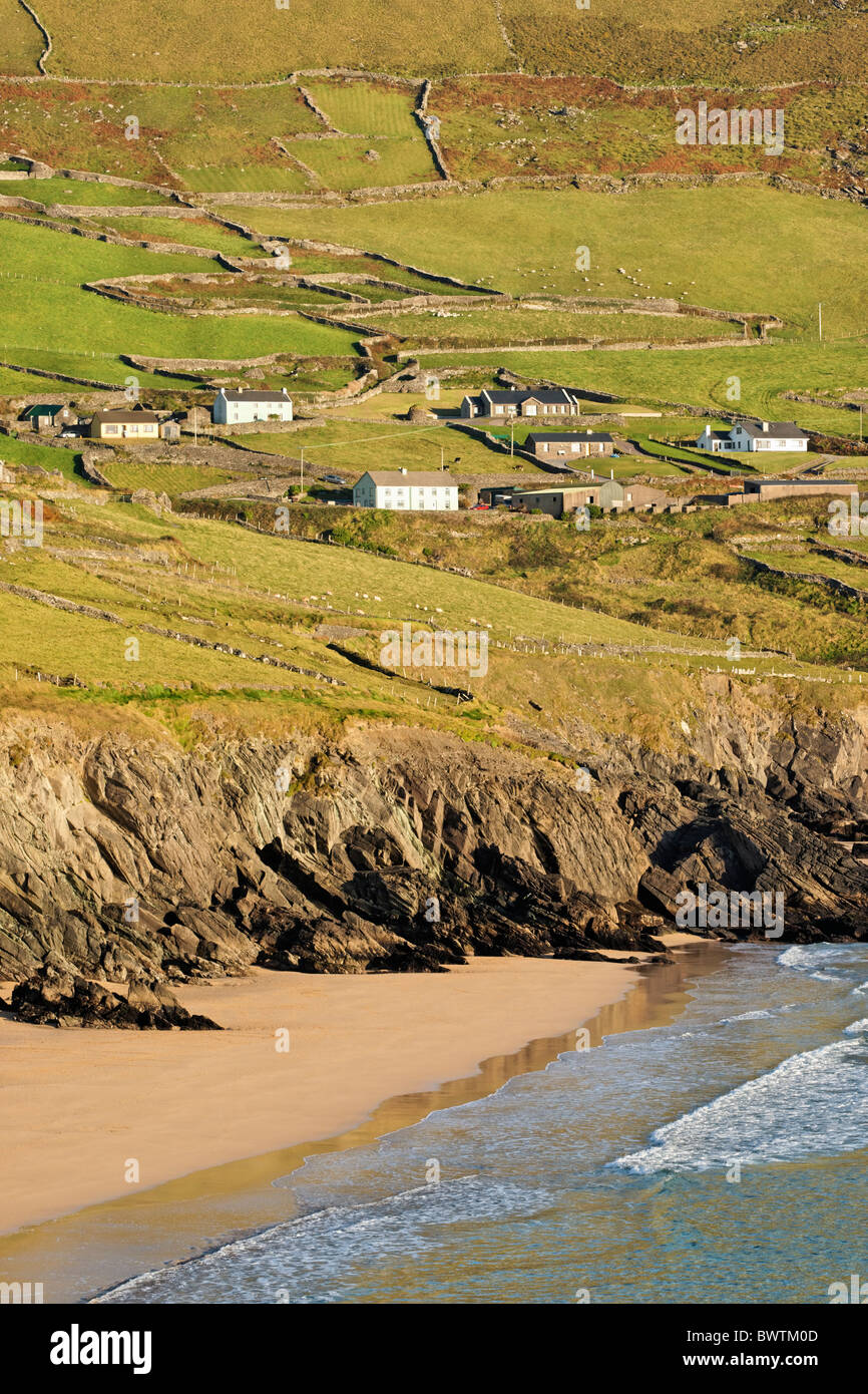 Coumeenoole Bay e la spiaggia, la penisola di Dingle, nella contea di kerry, munster, irlanda. Foto Stock