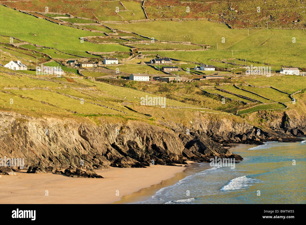 Coumeenoole Bay e la spiaggia, la penisola di Dingle, nella contea di kerry, munster, irlanda. Foto Stock