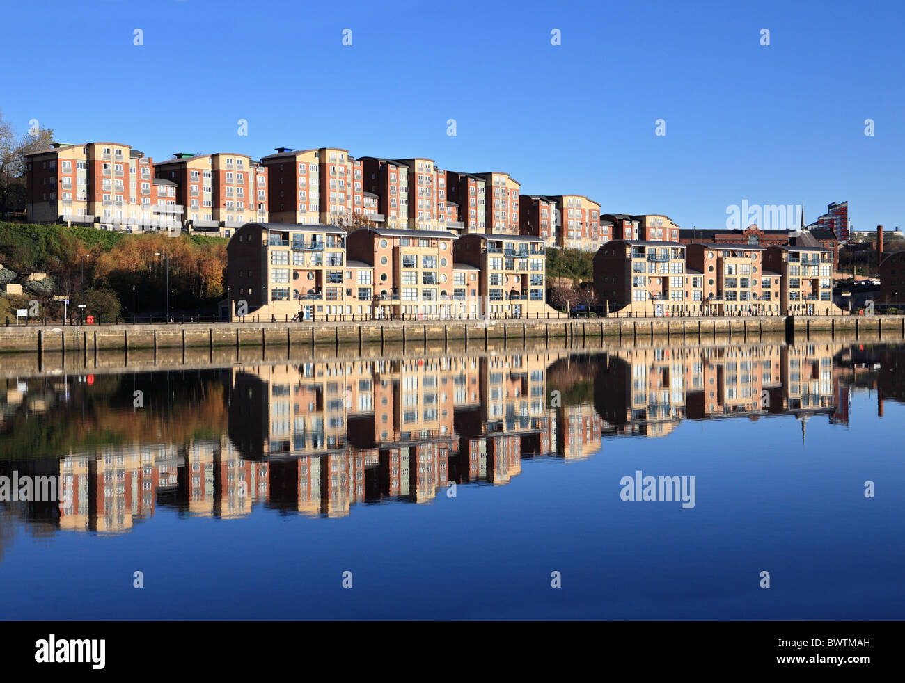 Immobili residenziali si riflette nel fiume Tyne, Newcastle, England, Regno Unito Foto Stock