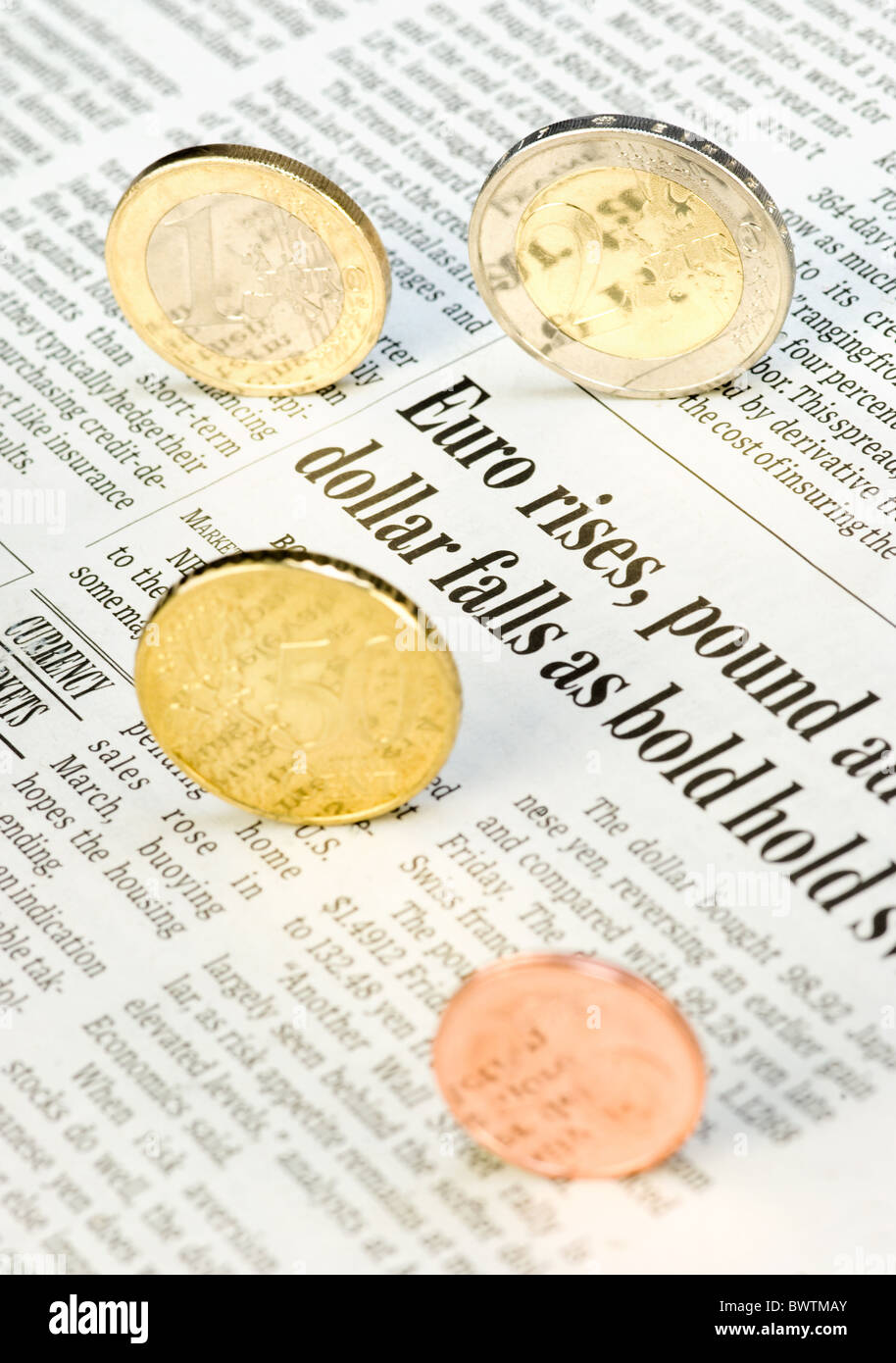 Monete metalliche in euro sul tavolo del corso Foto Stock