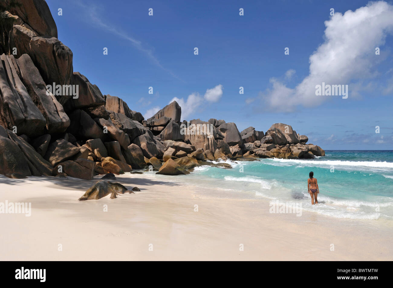 Donna sulla spiaggia di Grand Anse, La Digue, Seicelle Foto Stock