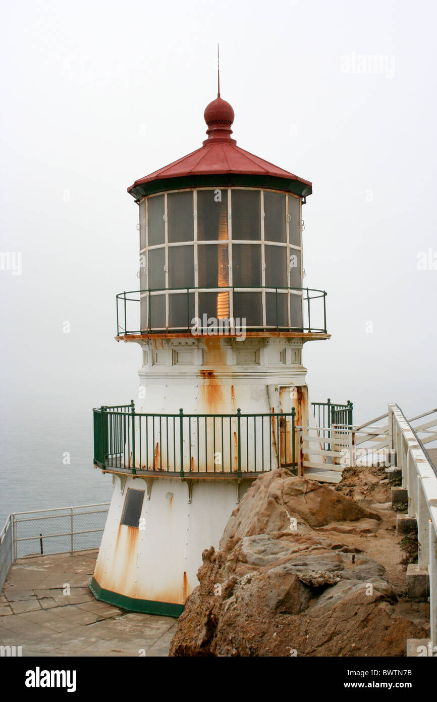 Point Reyes Lighthouse su un nebbioso giorno, California Foto Stock