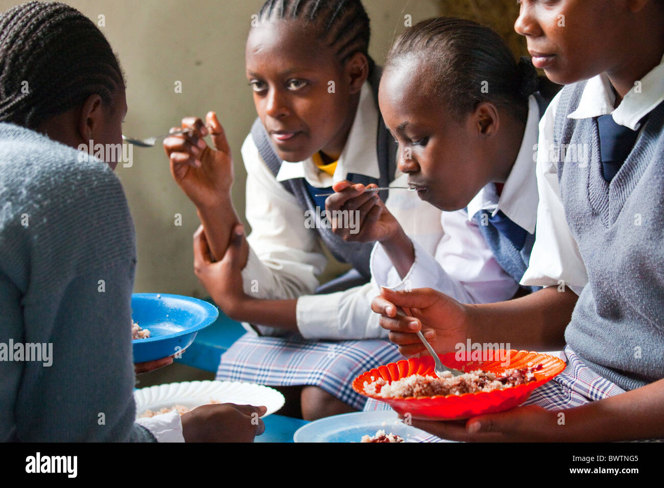 Le ragazze di mangiare al Maji Mazuri Centro e scuola, Nairobi, Kenia Foto Stock