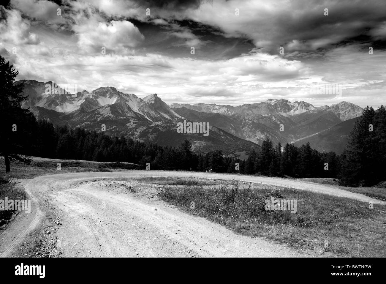 Pista di Montagna ed Alpi dietro, Sauze d'Oulx, Piemonte, Italia Foto Stock