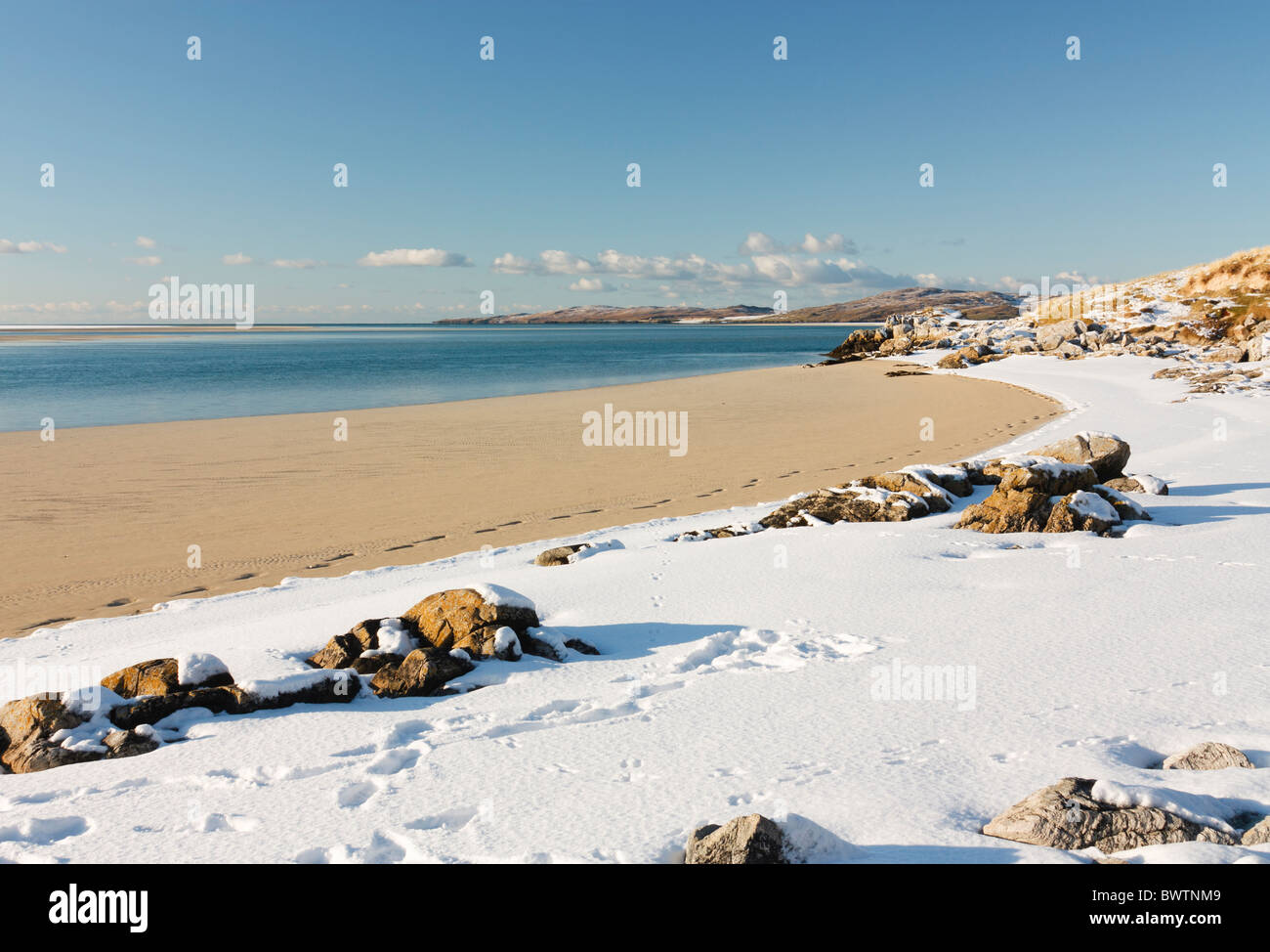 La neve sulla spiaggia a Luskentire sull'Isle of Harris, Scozia Foto Stock