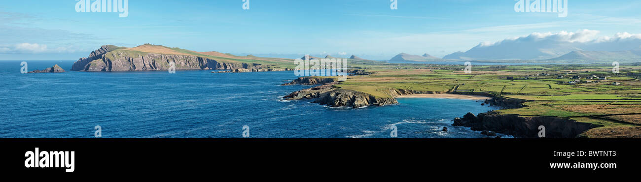 Vista dalla testa di Clogher verso Sybil Point e le tre sorelle sopra Smerwick, penisola di Dingle, nella contea di Kerry, Irlanda. Foto Stock