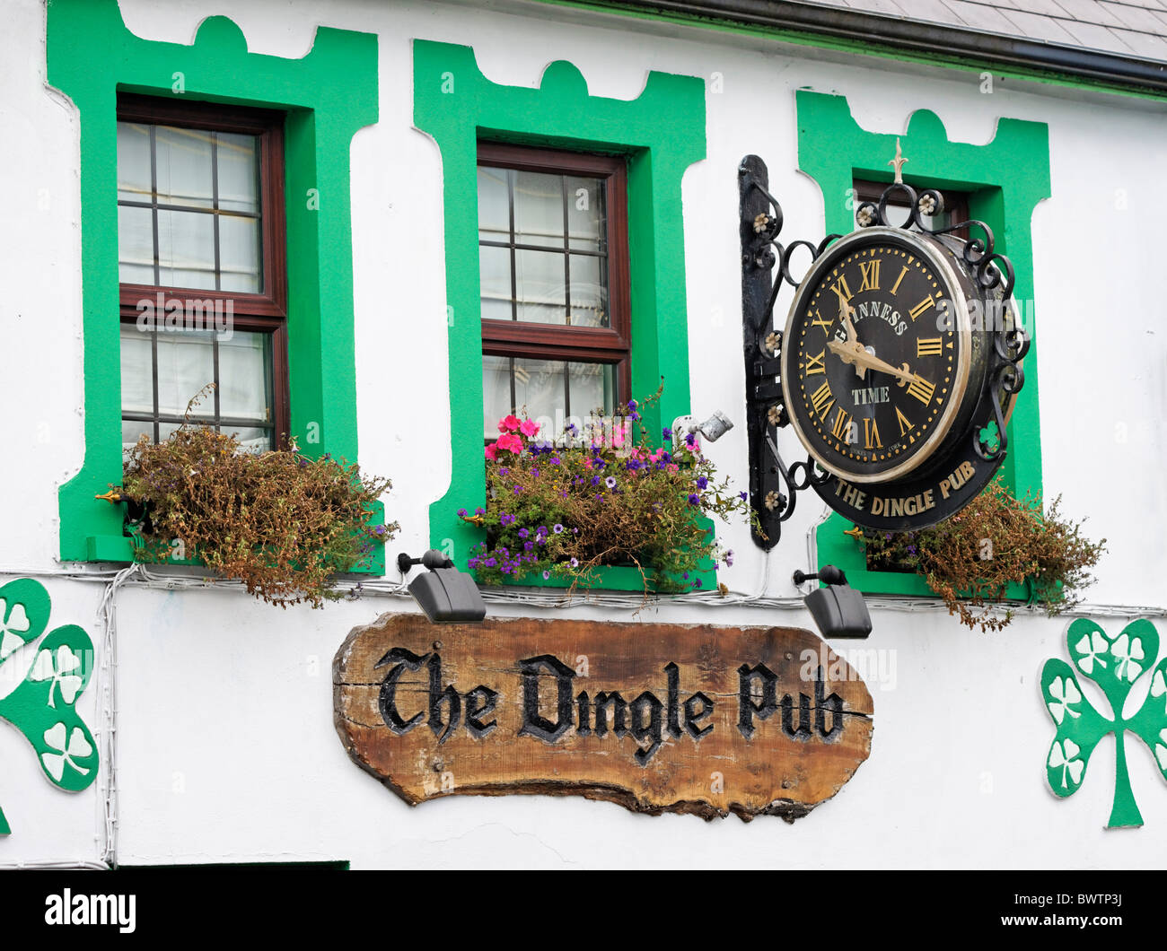 Il Pub di Dingle, Main Street, Dingle, nella contea di kerry, munster, irlanda. Foto Stock