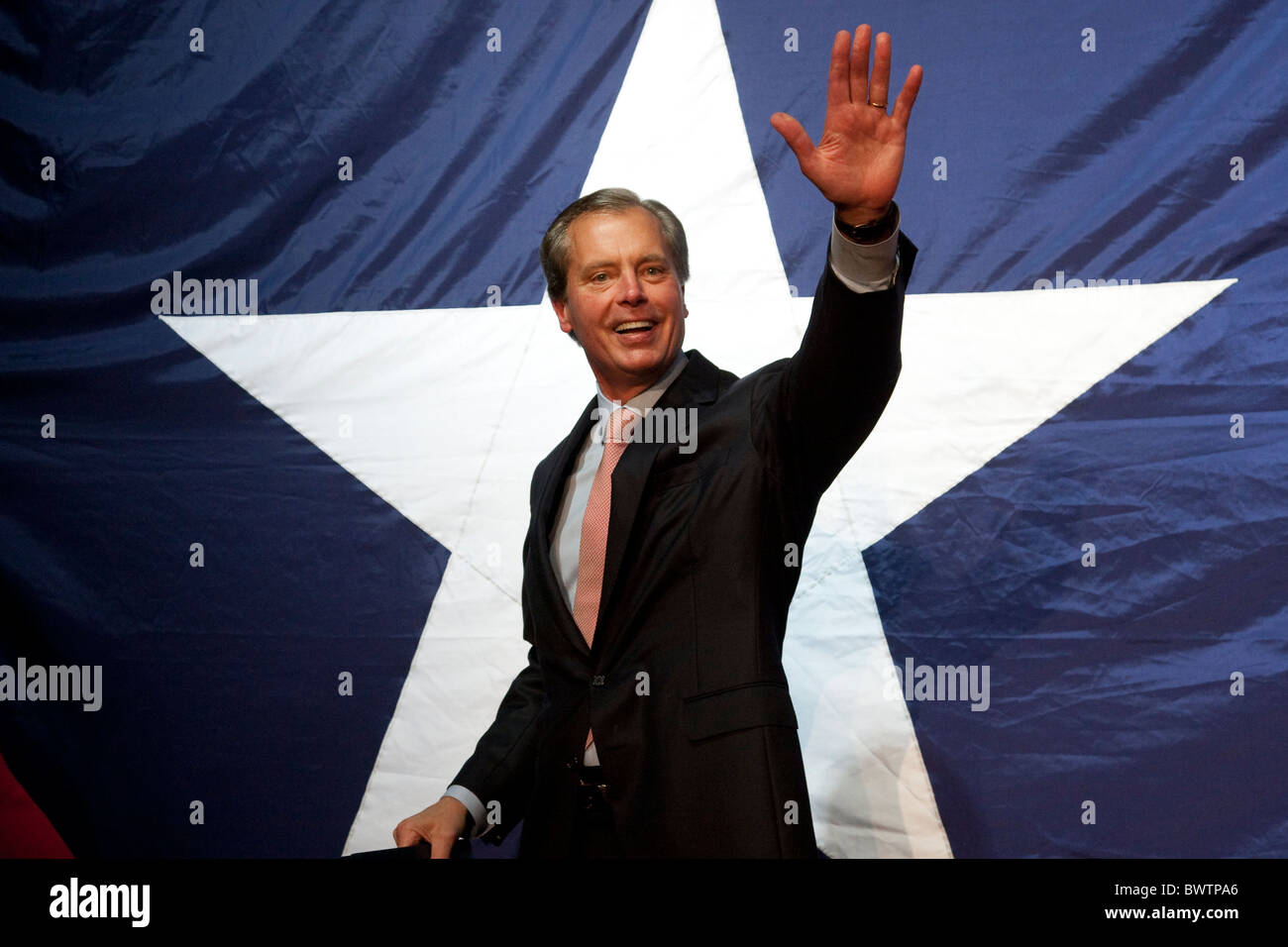 Texas Lt. Governatore David DELTA NAT GAS parla alla vittoria repubblicana rally 2010 detenuti elezione notte dove ha vinto la rielezione Foto Stock