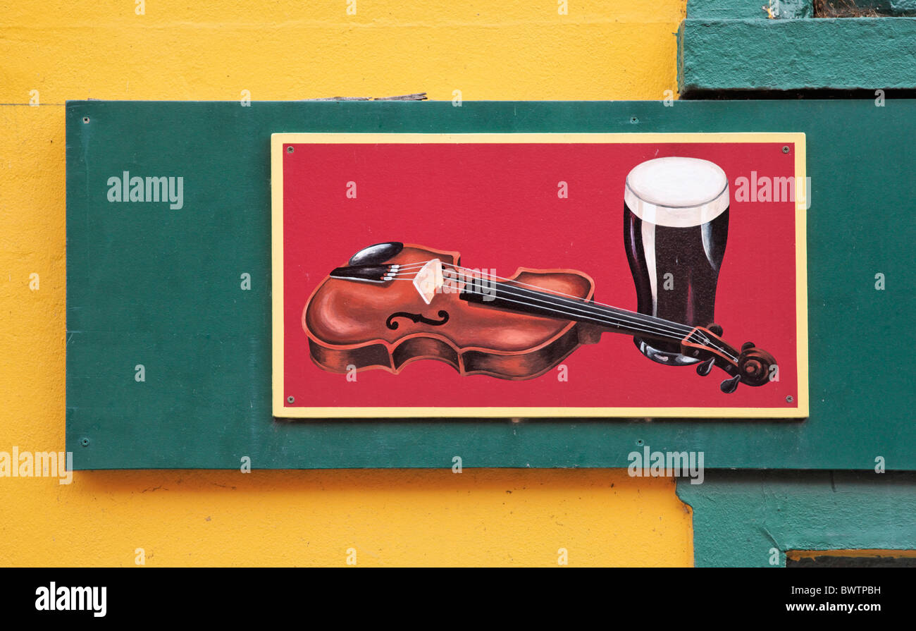 Illustrazione di un violino e pinta di Guinness in un pub a parete, Dingle, nella contea di kerry, munster, irlanda. Foto Stock